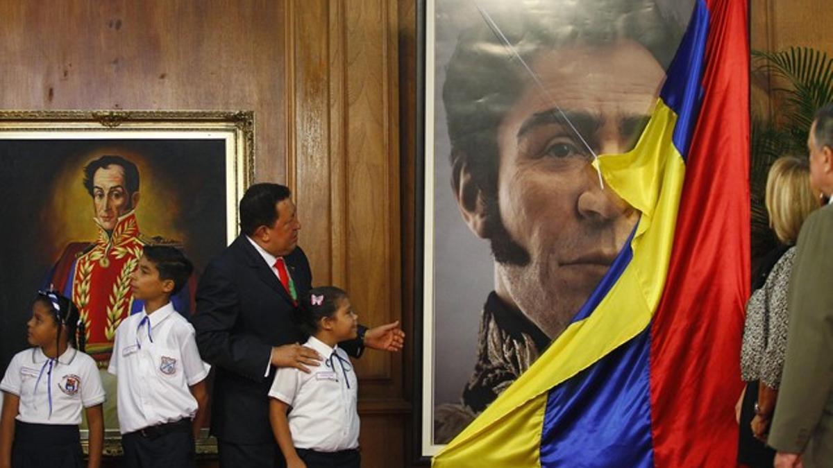 Hugo Chávez descubre una imagen de Simón Bolívar en Caracas, en julio del 2012.