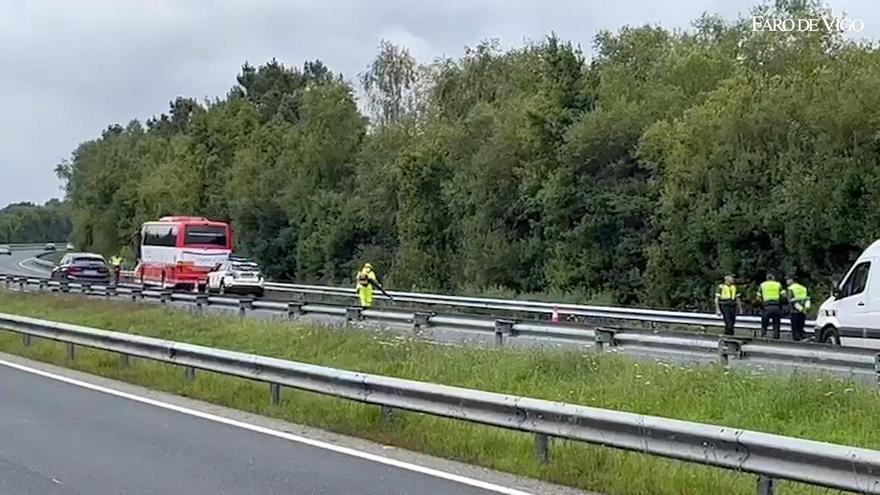 Un autobús con 53 viajeros a bordo y destino Santiago sufre un reventón en la AP9