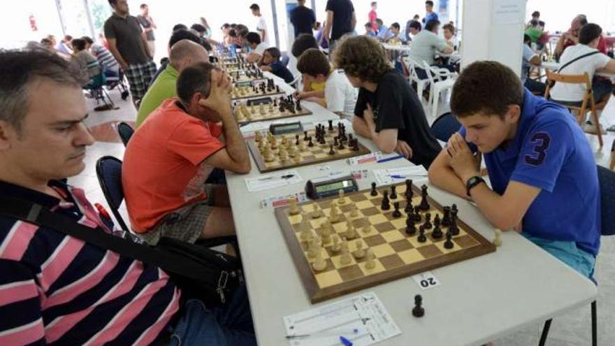 Participantes en el campeonato de ajedrez que se celebra en las instalaciones del Mercantil. // G.S.