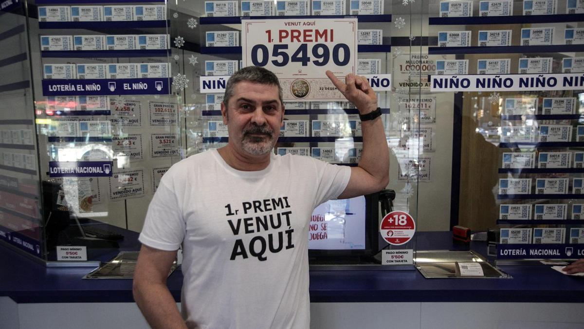 Xavi Cañas, lotero de la administración de lotería de la Zona Franca, donde se ha vendido el Gordo de Navidad.