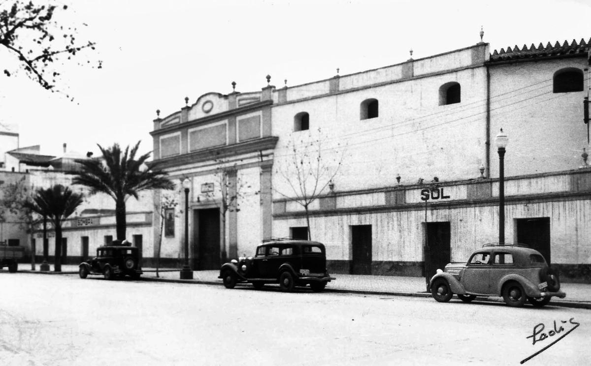 El coso de Los Tejares acogió la primera corrida de toros en 1846. La última llegaría en 1965. Fue derribado en 1971 para construir Galerías Preciados y El Corte Inglés se instaló en 1995.
