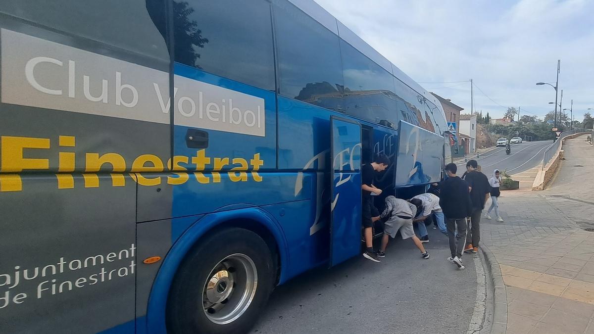 Estudiantes de Secundaria de Finestrat, en uno de los autobuses que les traslada a estudiar a centros de La Vila.