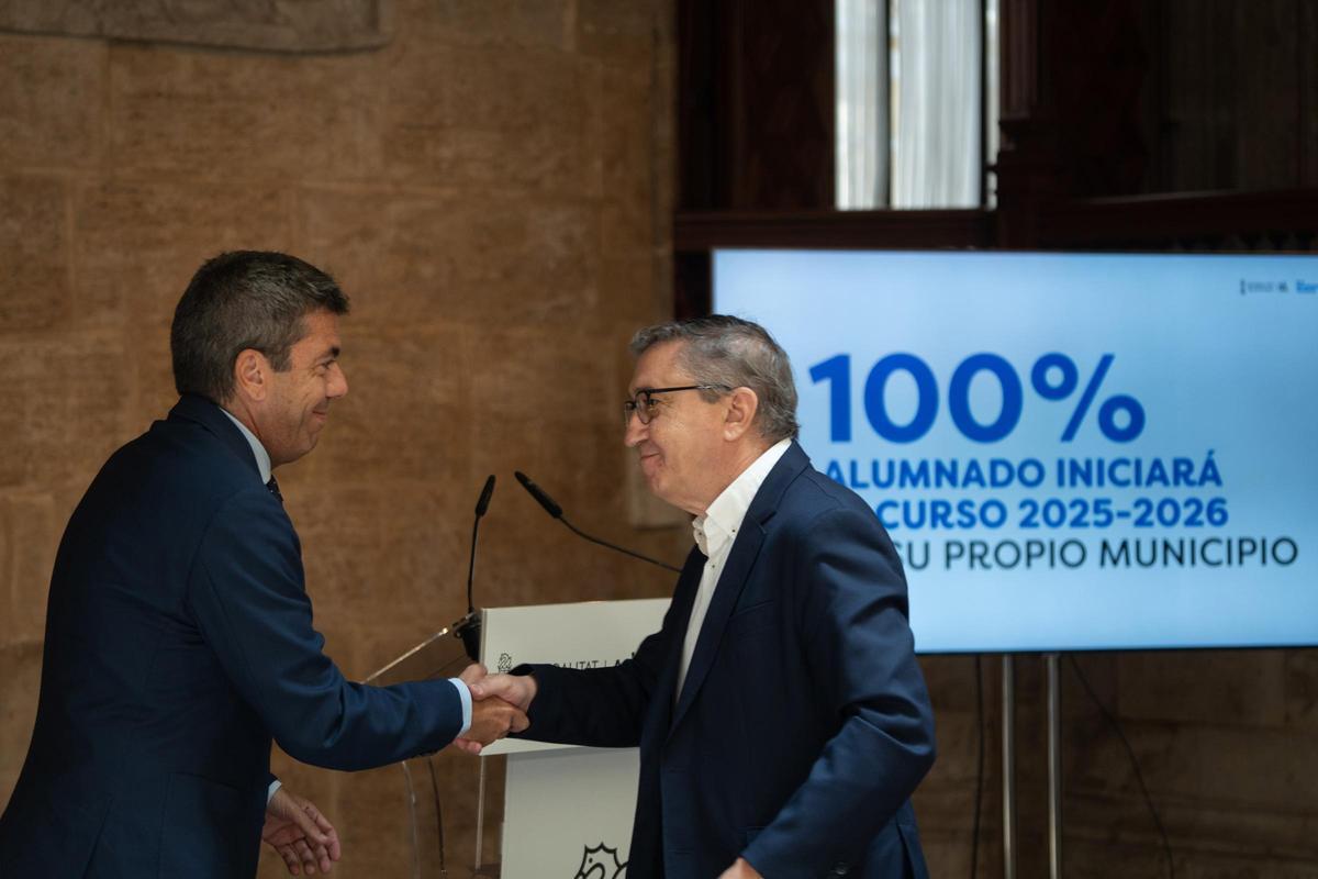 El president Carlos Mazón saluda al conseller de Educación José Antonio Rovira en la rueda de prensa para hacer balanza de la reconstrucción escolar tras la dana.