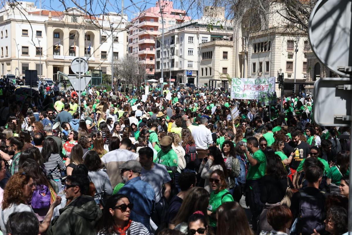 Los profesores se concentran en Alicante para reclamar mejoras en la educación pública