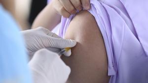 Sanitat reserva la segona dosi de la vacuna contra la verola del mico a immunodeprimits