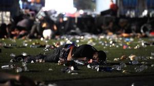 Un joven protege a su pareja en la zona del concierto de Las Vegas.