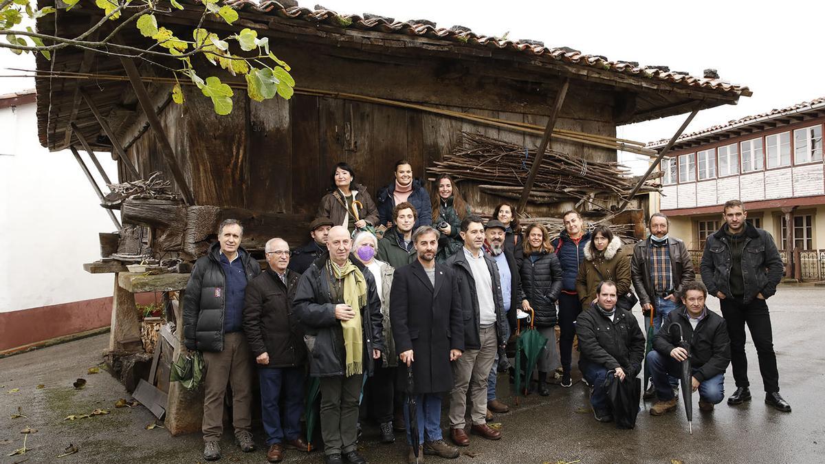 El grupo de expertos en hórreos reunido el jueves en Cabranes, fotografiado en Piedrafita. |