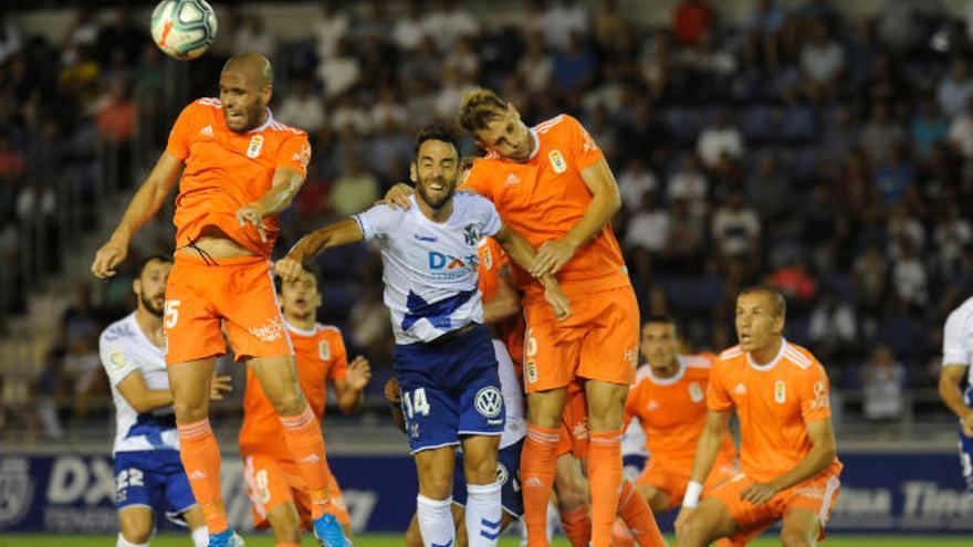 Ortuño despeja un balón en un córner a favor del Tenerife en el que Carlos Hernández agarra a Carlos Ruiz.