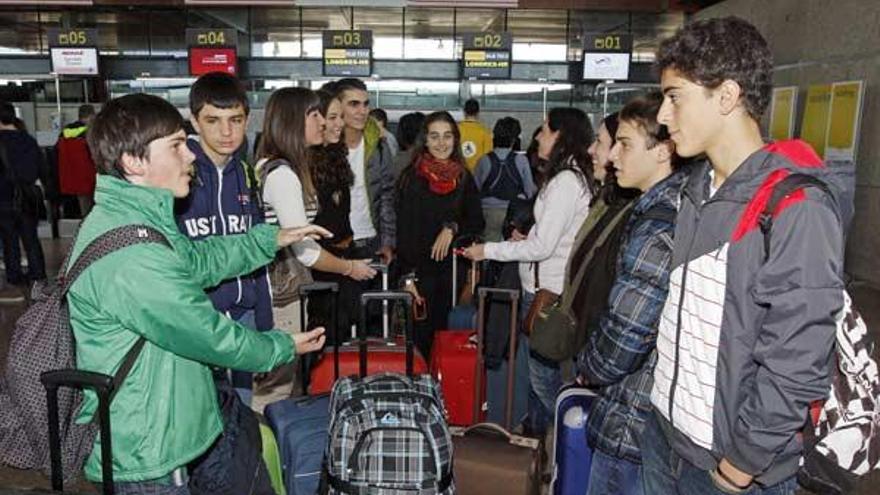 Un grupo de escolares hacen cola para facturar las maletas en el vuelo Vigo-Londres de este año.  // M.G.B