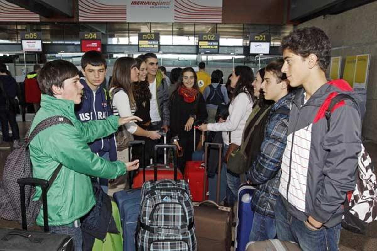 Un grupo de escolares hacen cola para facturar las maletas en el vuelo Vigo-Londres de este año.  // M.G.B