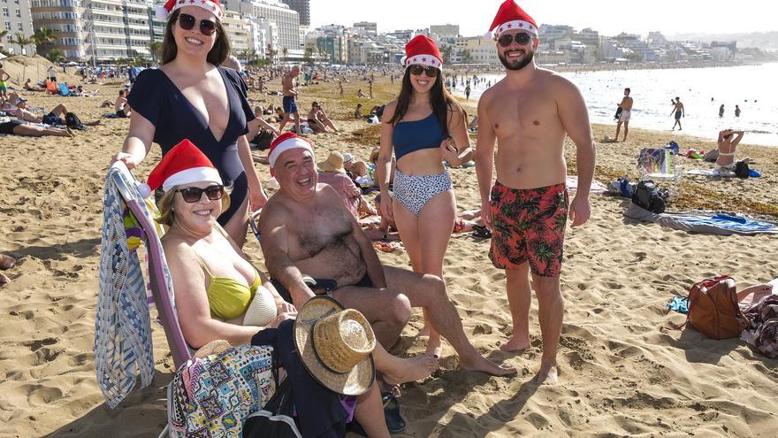 Los bañistas disfrutan de Las Canteras el día de Navidad