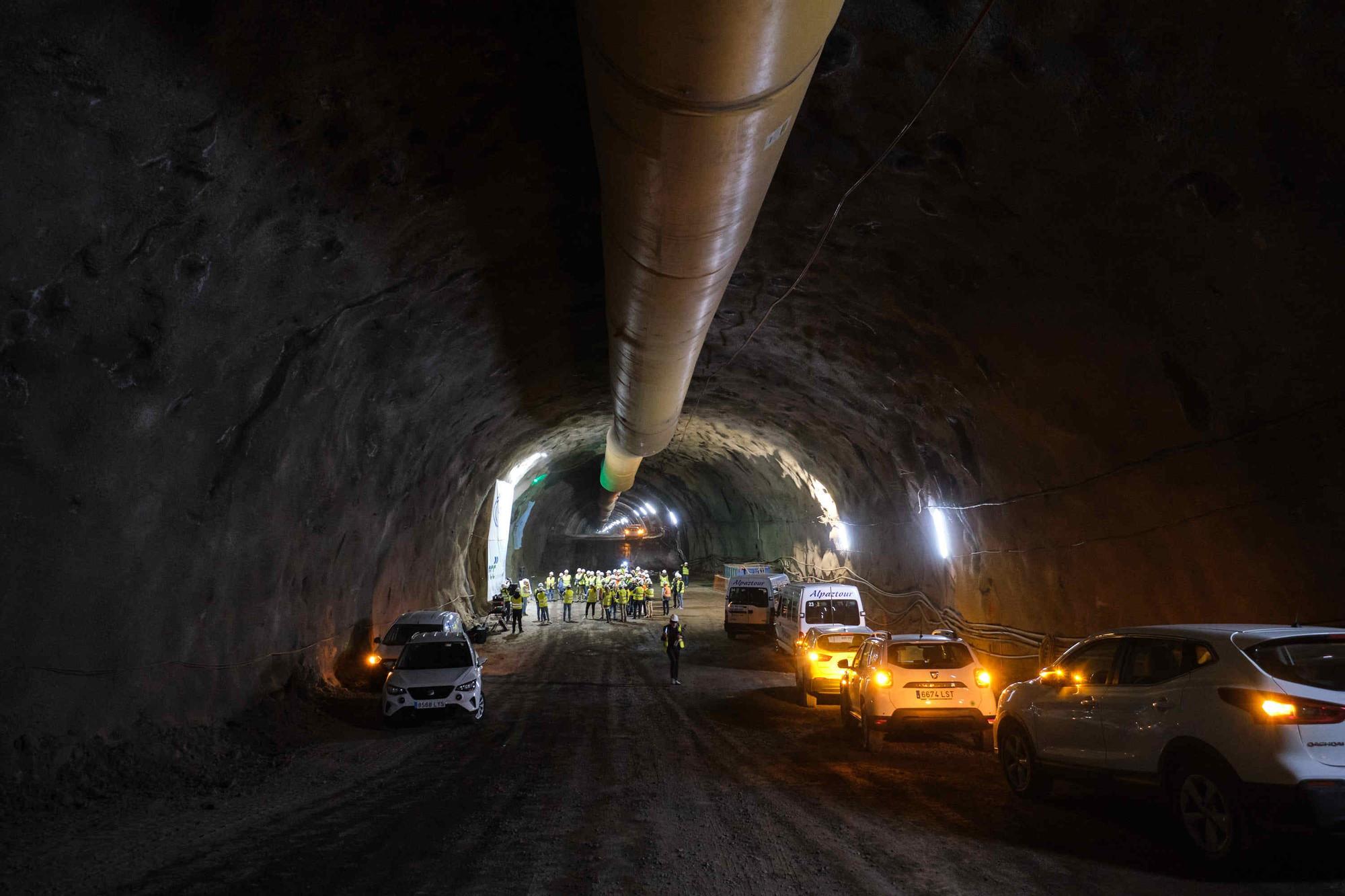 El presidente de Canarias visita las obras del cierre del anillo insular en Santiago del Teide.