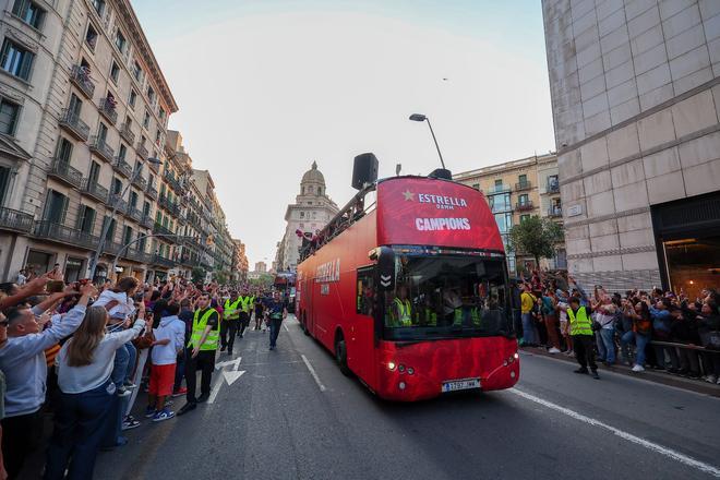 ¡De locos! Las mejores imágenes de una ciudad entregada al Barça