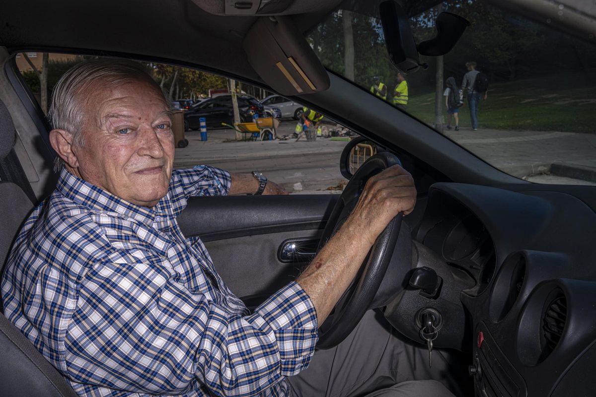 Castelldefels 17/10/24 Barcelona. Retratos de testimonios ciudadanos sobre la retirada (reapertura al tráfico) de un polémico carril bici de Castelldefels. PERSONA: JULIO GRACIA. AUTOR: MANU MITRU