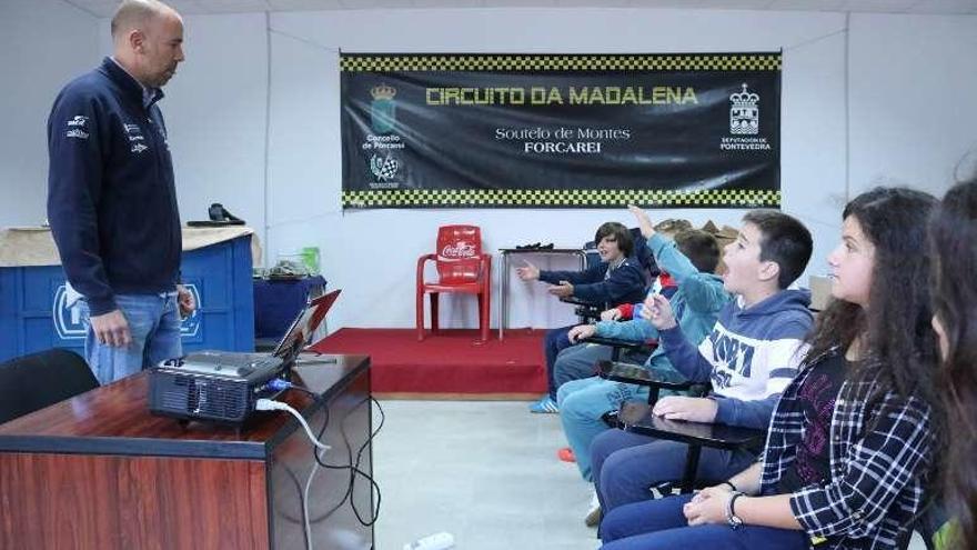 La clase teórica matutina de la jornada técnica. // Bernabé