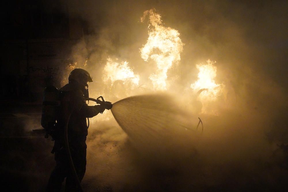 La marxa dels CDRs a Girona acaba amb enfrontaments amb la policia i contenidors cremats