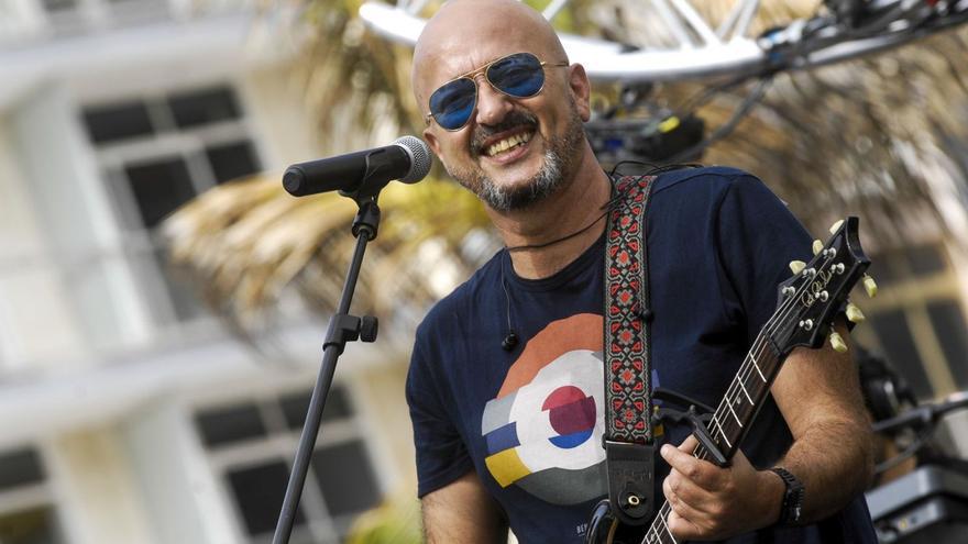 El cantante Ginés Cedrés, vocalista de Los Coquillos, en una imagen de archivo. | JUAN CASTRO