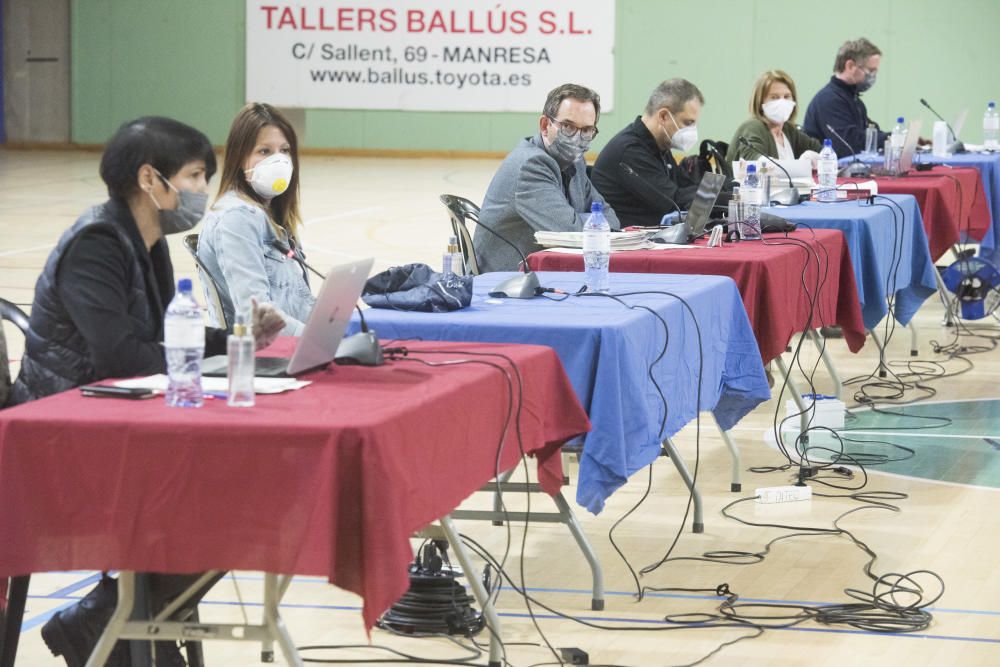 Ple inèdit de l'Ajuntament de Sant Fruitós: al poliesportiu i sense públic