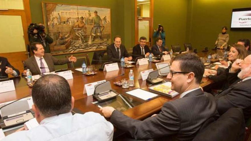 Caballero y López Veiga charlan animadamente durante el consejo de administración del Puerto celebrado ayer en Vigo. // Ricardo Grobas