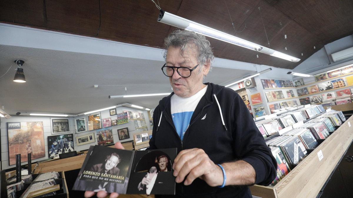 Lorenzo Santamaría, con su álbum entre manos.