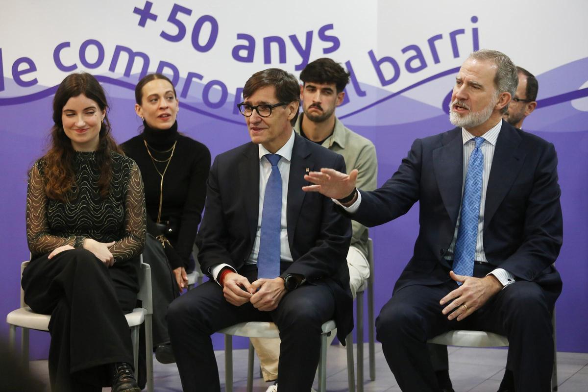 Salvador Illa, president de la Generalitat de Catalunya, junto al Rey Felipe VI en la Asociación Educativa Itaca de L'Hospitalet de Llobregat.