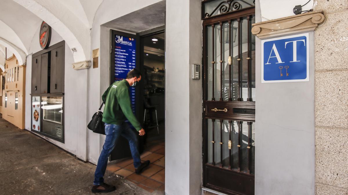 Puerta de acceso a un apartamento turístico en la plaza Mayor.