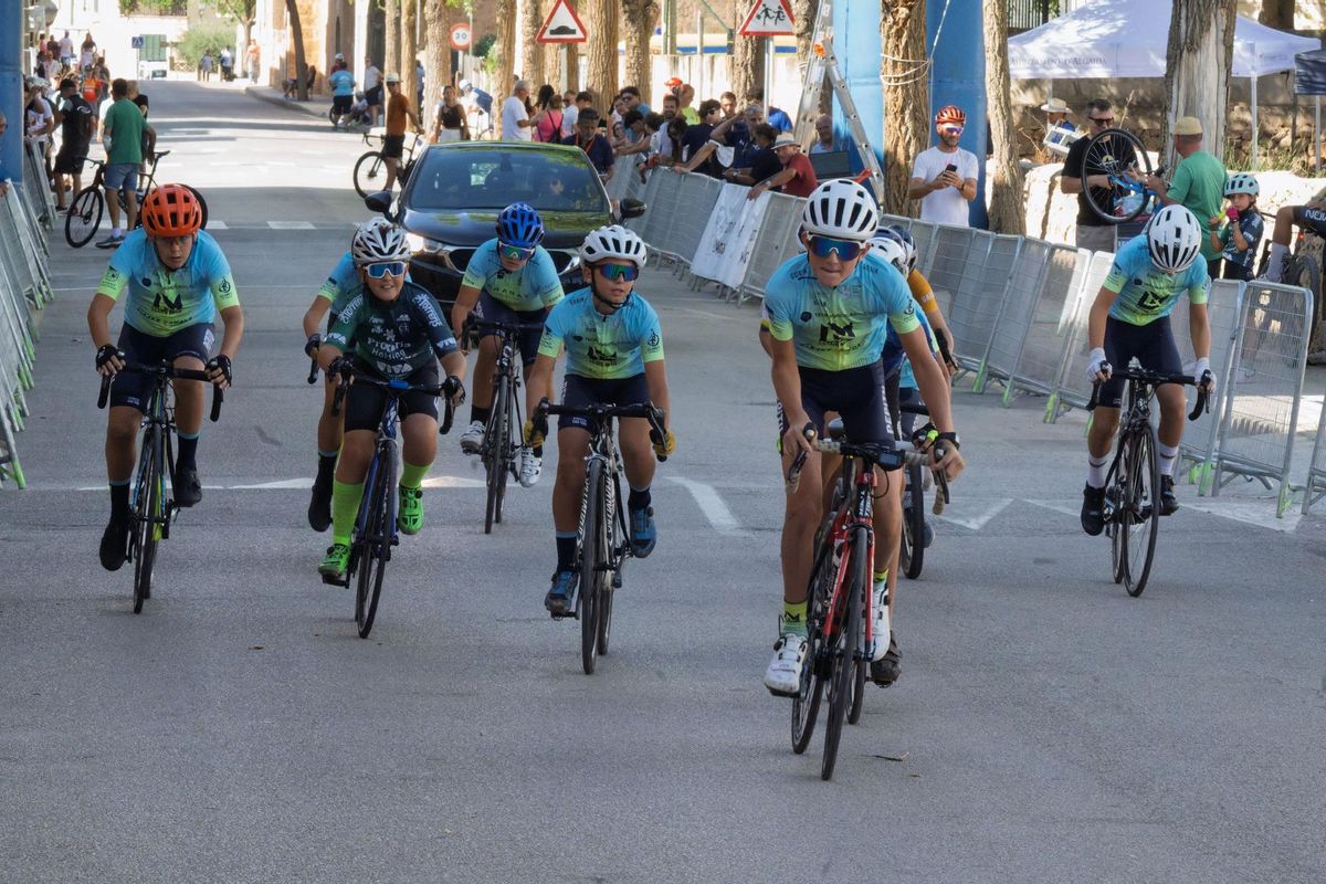 Ciclismo. Imagen de una de las carreras de base del Memorial Guillem Ramis en Algaida