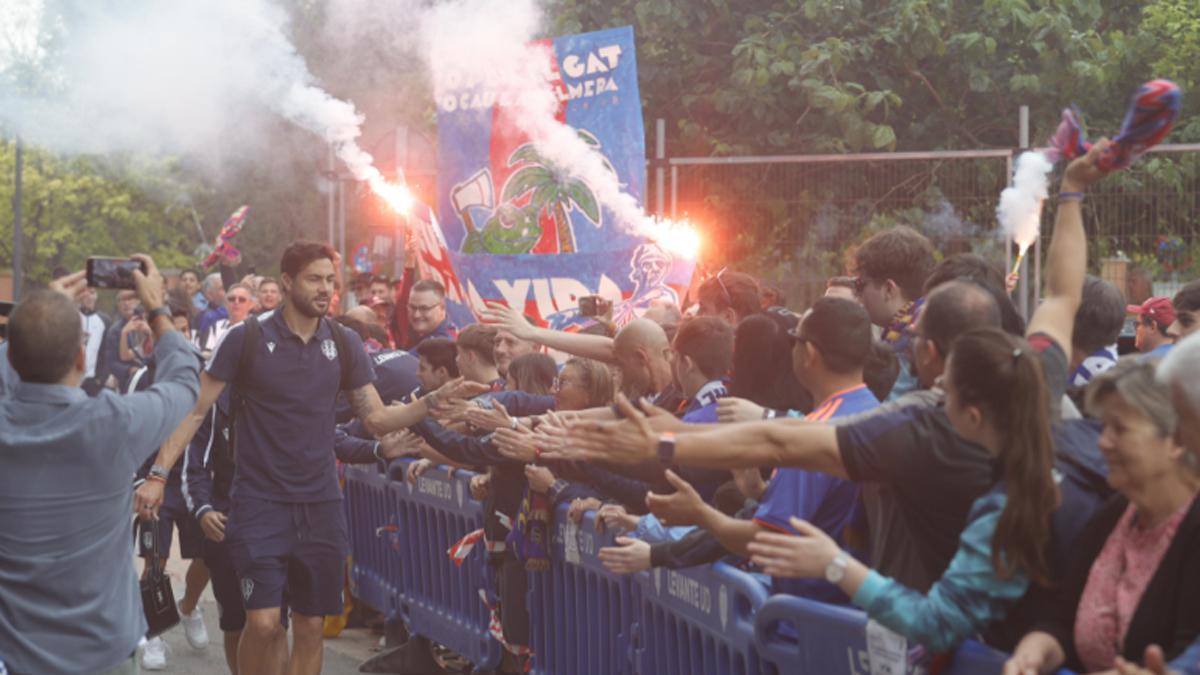 Iborra, saludando a los aficionados del Levante UD