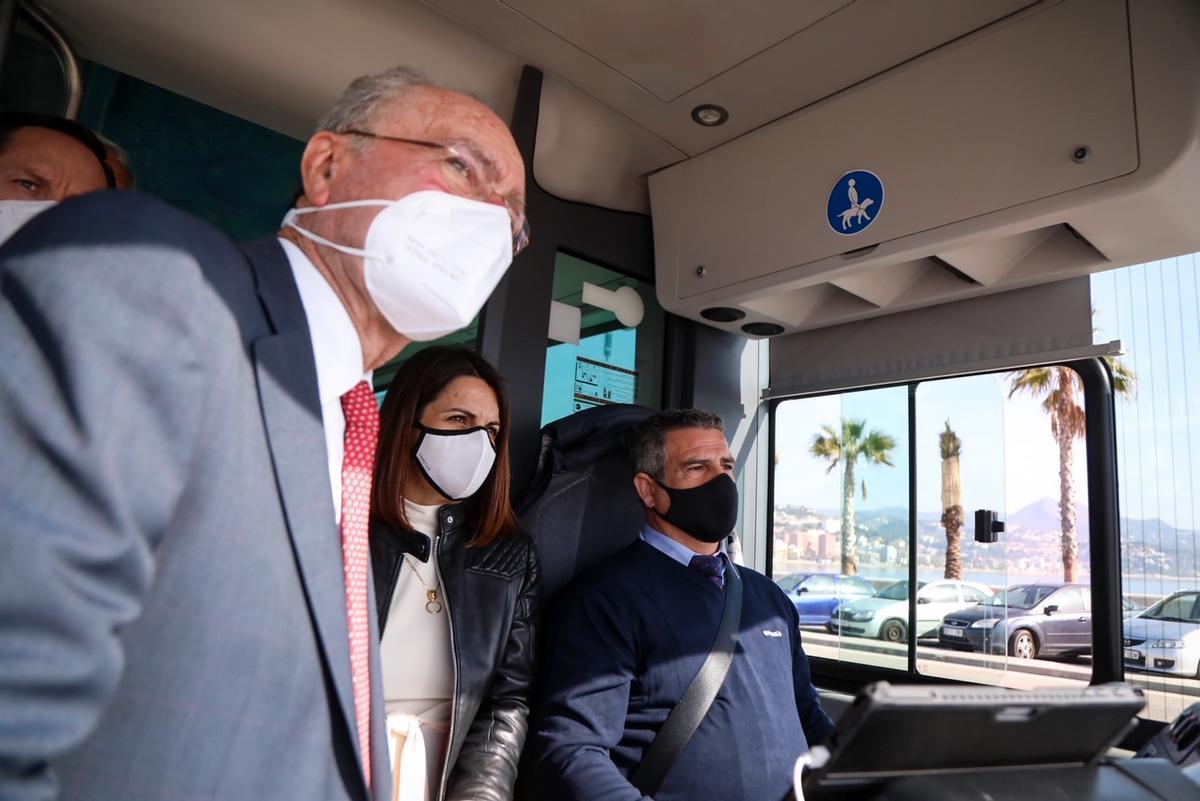 Francisco de la Torre y otras autoridades, en el interior de este autobús pionero