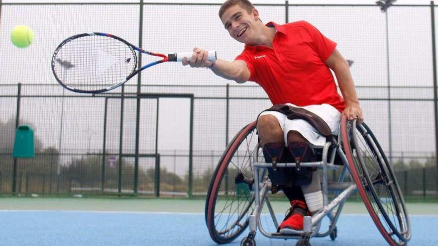 El tenista paralímpico vigués Martín de la Puente. // FdV