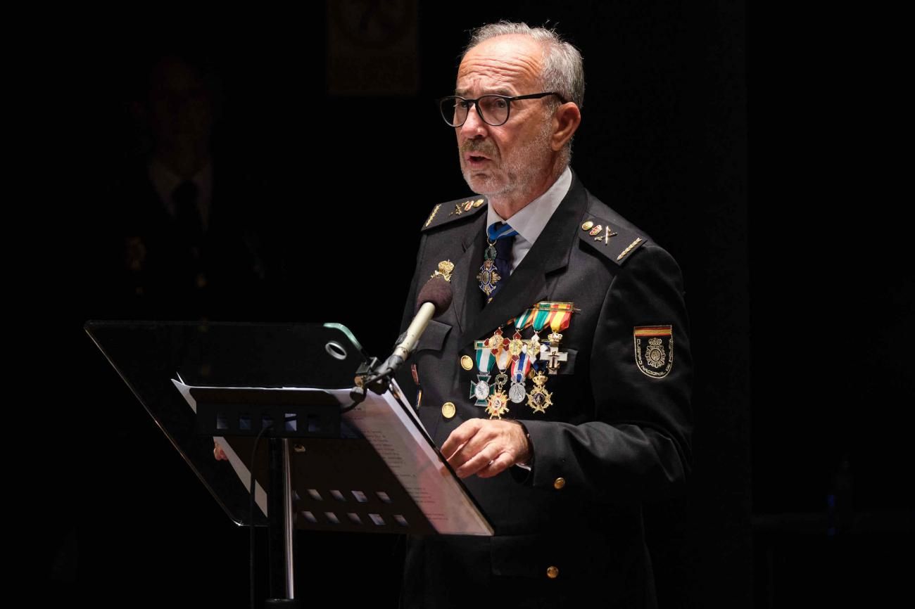 Acto Institucional de la Policía Nacional en el Teatro Guimerá