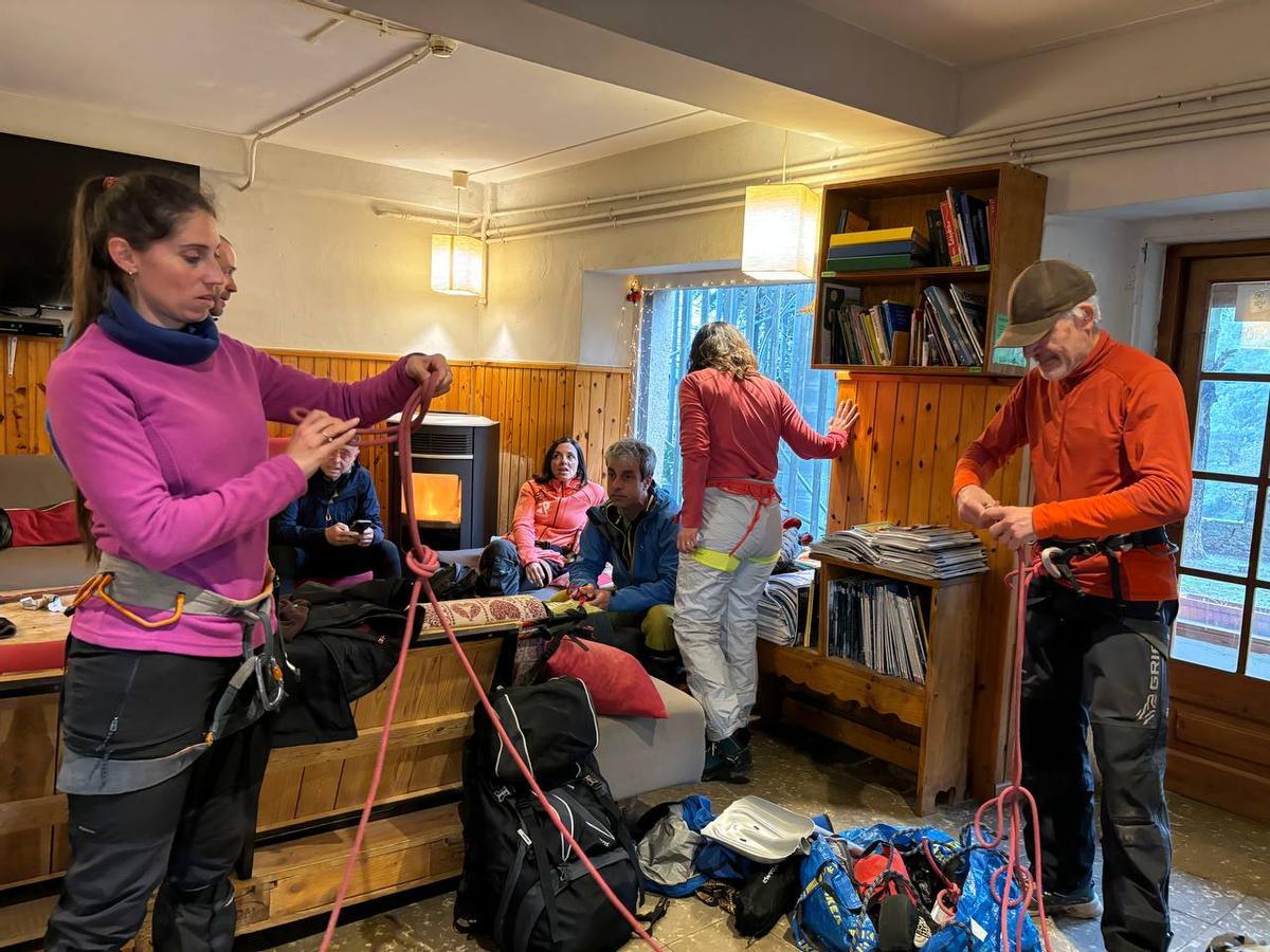 Miembros de la expedición de ReumAneto preparándose para una expedición.