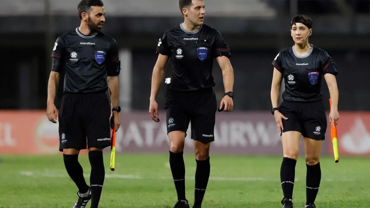 Imagen de tres árbitros uruguayos