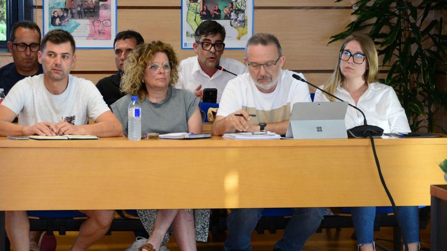 El portavoz del PP, Alfonso Piñeiro (segundo dcha.) y detrás el portavoz del PSOE, en el pleno. | G.N.