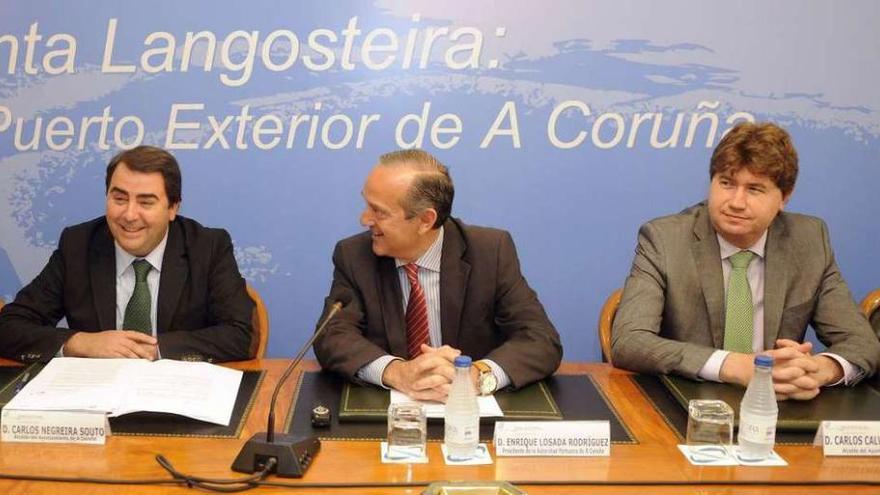 Carlos Negreira, Enrique Losada y Carlos Calvelo, en un acto relacionado con el puerto exterior en 2012.