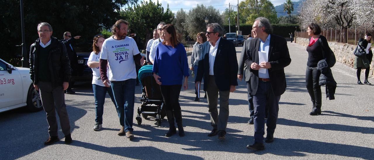 Las autoridades autonómicas, durante una pasada visita al solar de ses Deveres, en Caimari.