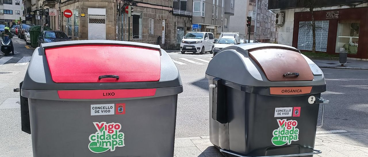 Dos contenedores en Vigo.