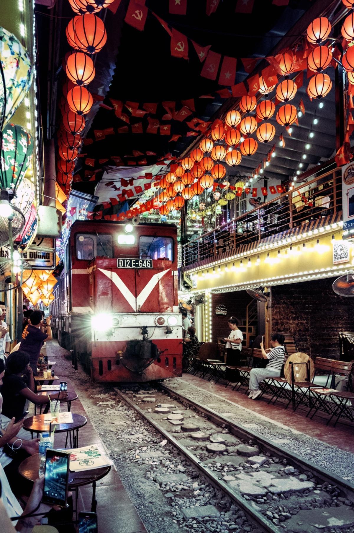 La famosa calle del tren en Hanói.
