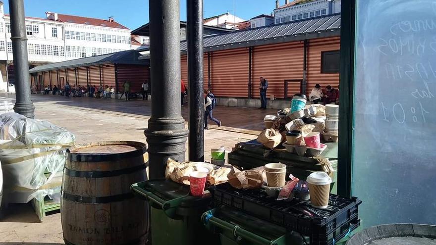 Basura, este mediodía, en la plaza de los Hermanos Orbón.