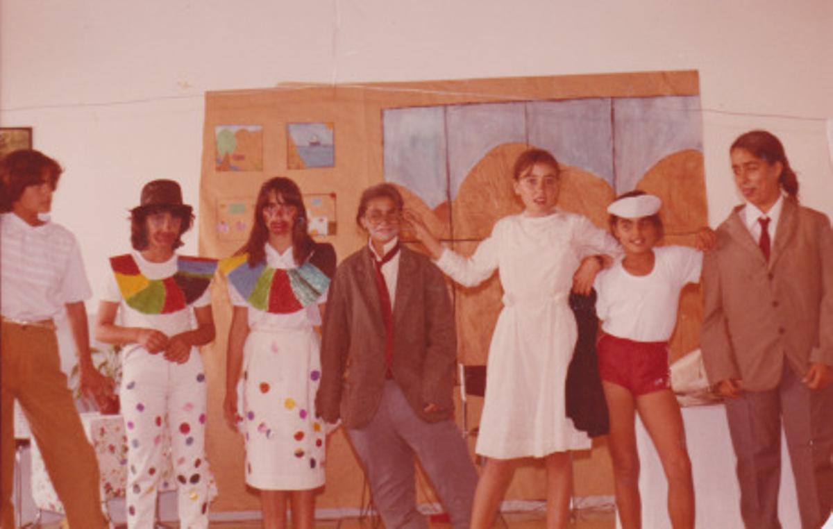 Integrantes del grupo de teatro del centro educativo en una obra.