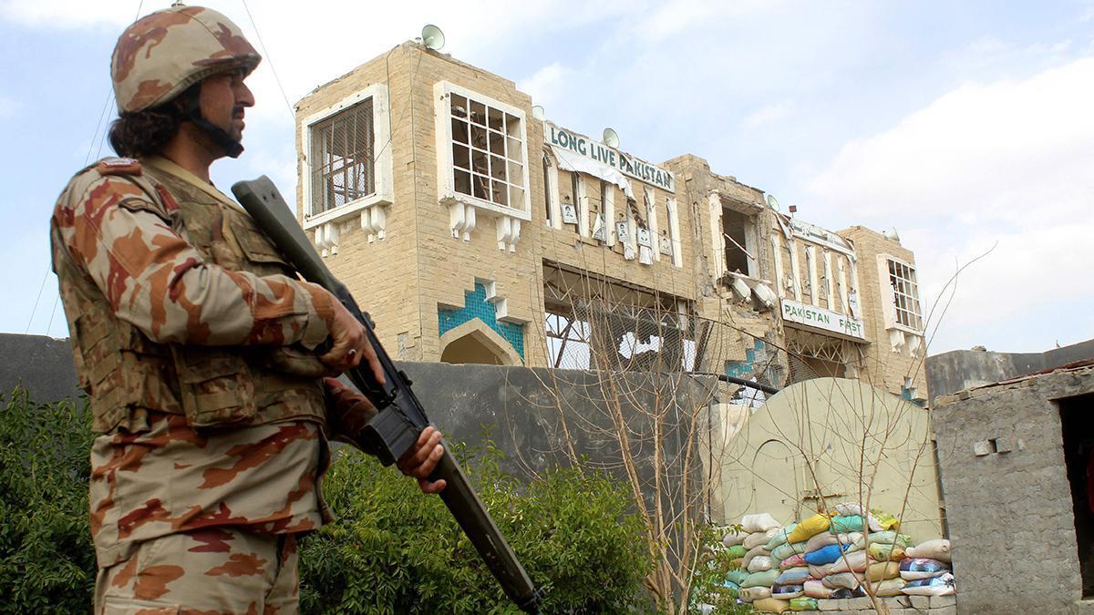 Los talibanes lanzan nuevos bombardeos a objetivos militares en Pakistán