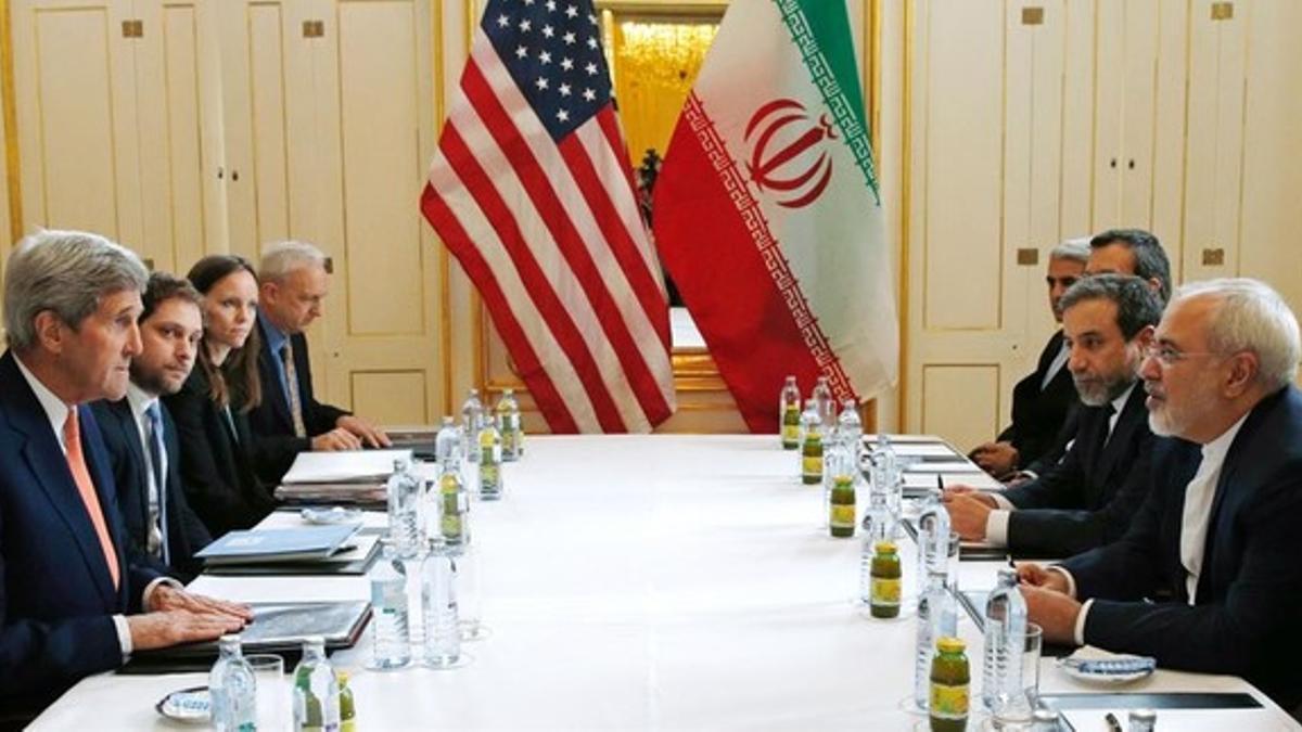 El equipo negociador con estadounidense John Kerry, a la izquierda, y el iraní Javad Zarif, a la derecha