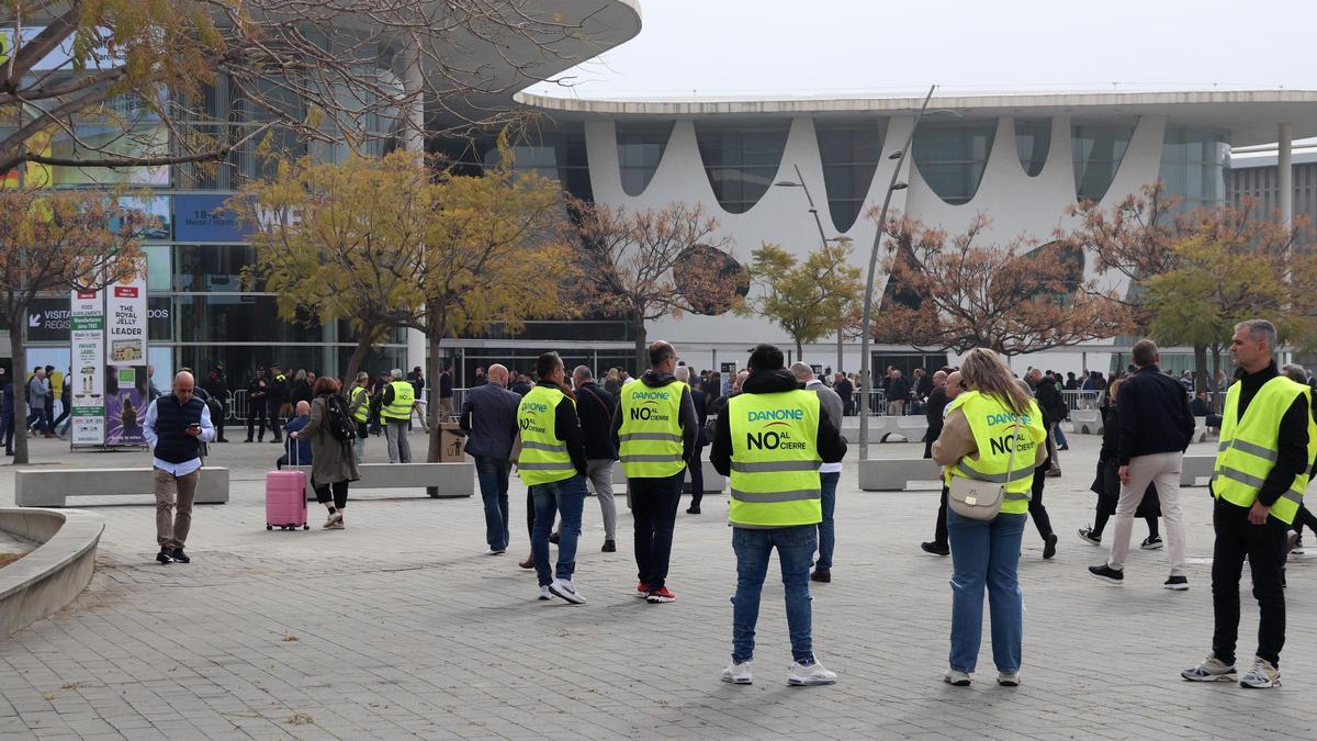 Treballadors de Danone protesten a les portes del saló Alimentària.