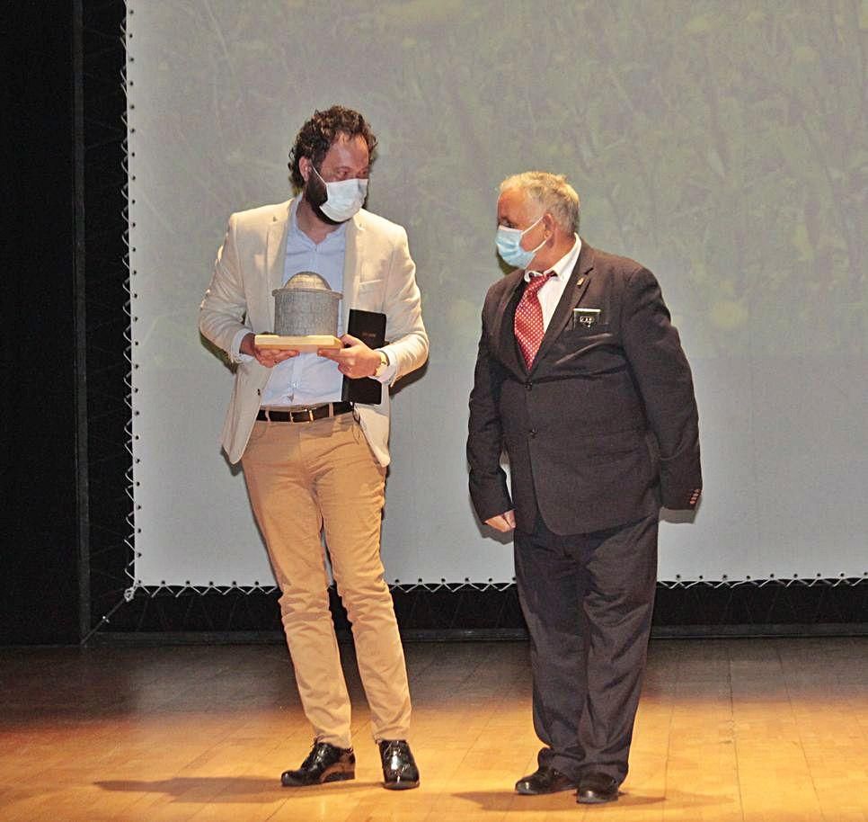 Iván Sestay recibiu o premio por mans de Eugenio González.