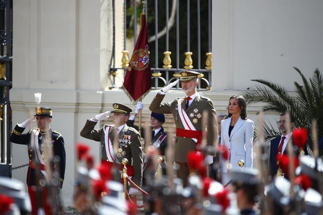 Los reyes llegan a la Academia de Zaragoza para la jura de bandera de Felipe VI