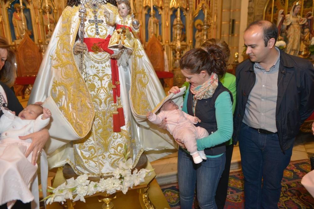 Los bebés, bajo el manto de la Fuensanta