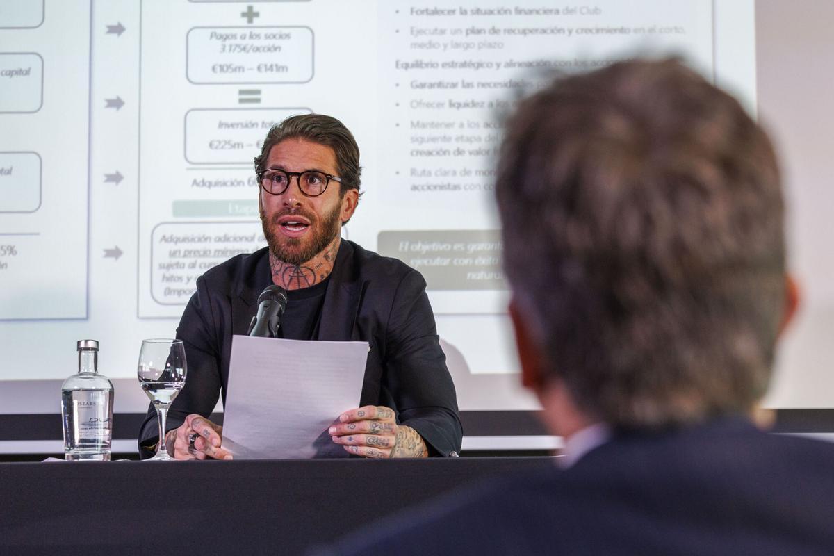 SEVILLA, 01/06/2026.- Sergio Ramos, como cabeza visible del fondo de inversión Five Eleven Capital interesado en la compraventa del Sevilla, durante la conferencia de prensa que ofrece hoy lunes en un hotel sevillano para informar sobre el estado de este proceso, después de que las familias que detentan la mayoría accionarial del club dieran por "rota" la negociación. Los accionistas principales del Sevilla han emitido este lunes un comunicado en el que aseguran que el pasado 27 de mayo, "a pocos días para que venciese el acuerdo" al que se había llegado para la compraventa de club, Sergio Ramos "y sus asesores declararon su expresa voluntad de no" cumplirlo. EFE/ Julio Muñoz