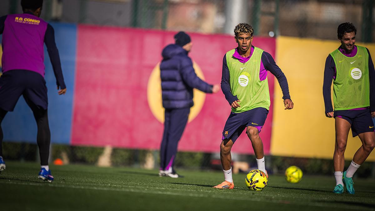 Lamine Yamal durante el entrenamiento en la Ciudad Deportiva