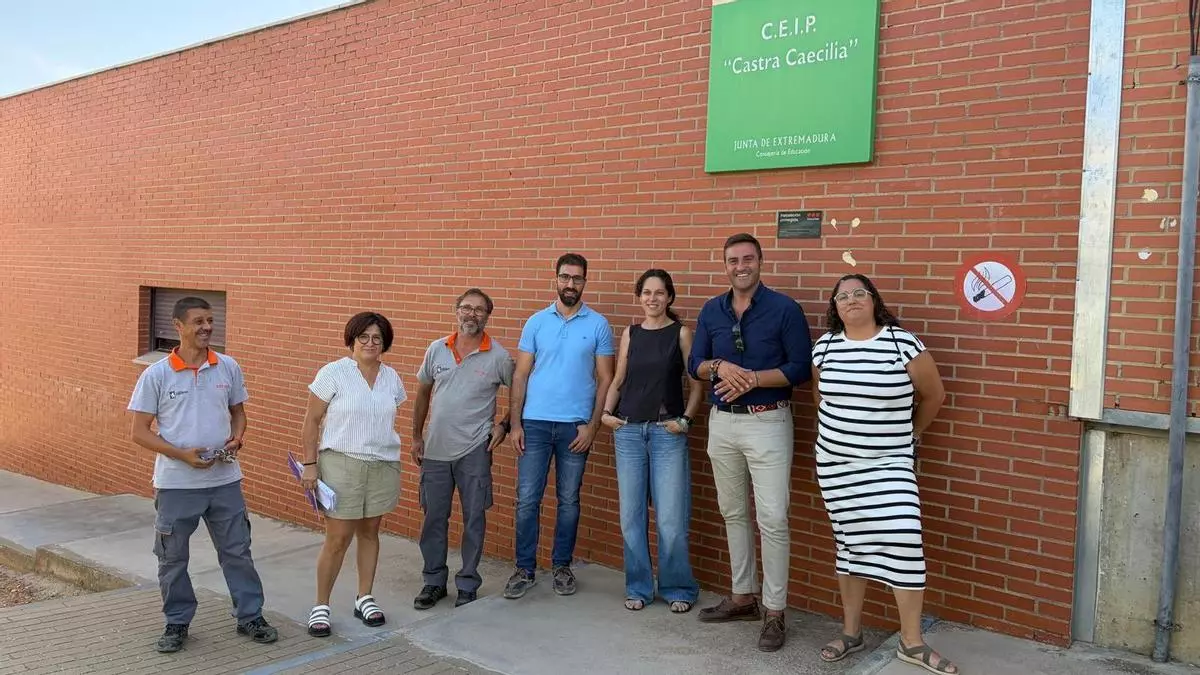 Así trabaja la empresa que pone a punto los colegios públicos de Cáceres por 85.000 euros