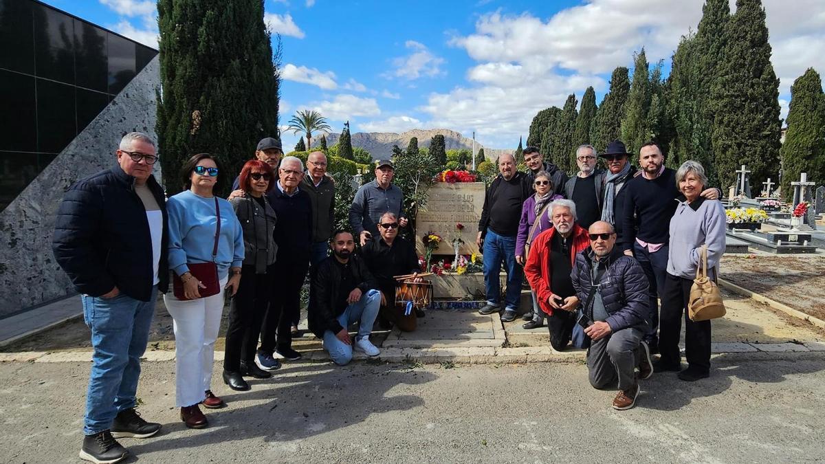 Un momento del homenaje, en el cementerio de Alicante.